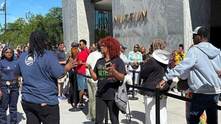 Obama Center Visitors Hailing “Scandal-Free” Legacy While Ignoring Major Scandals – Trump Ripped!